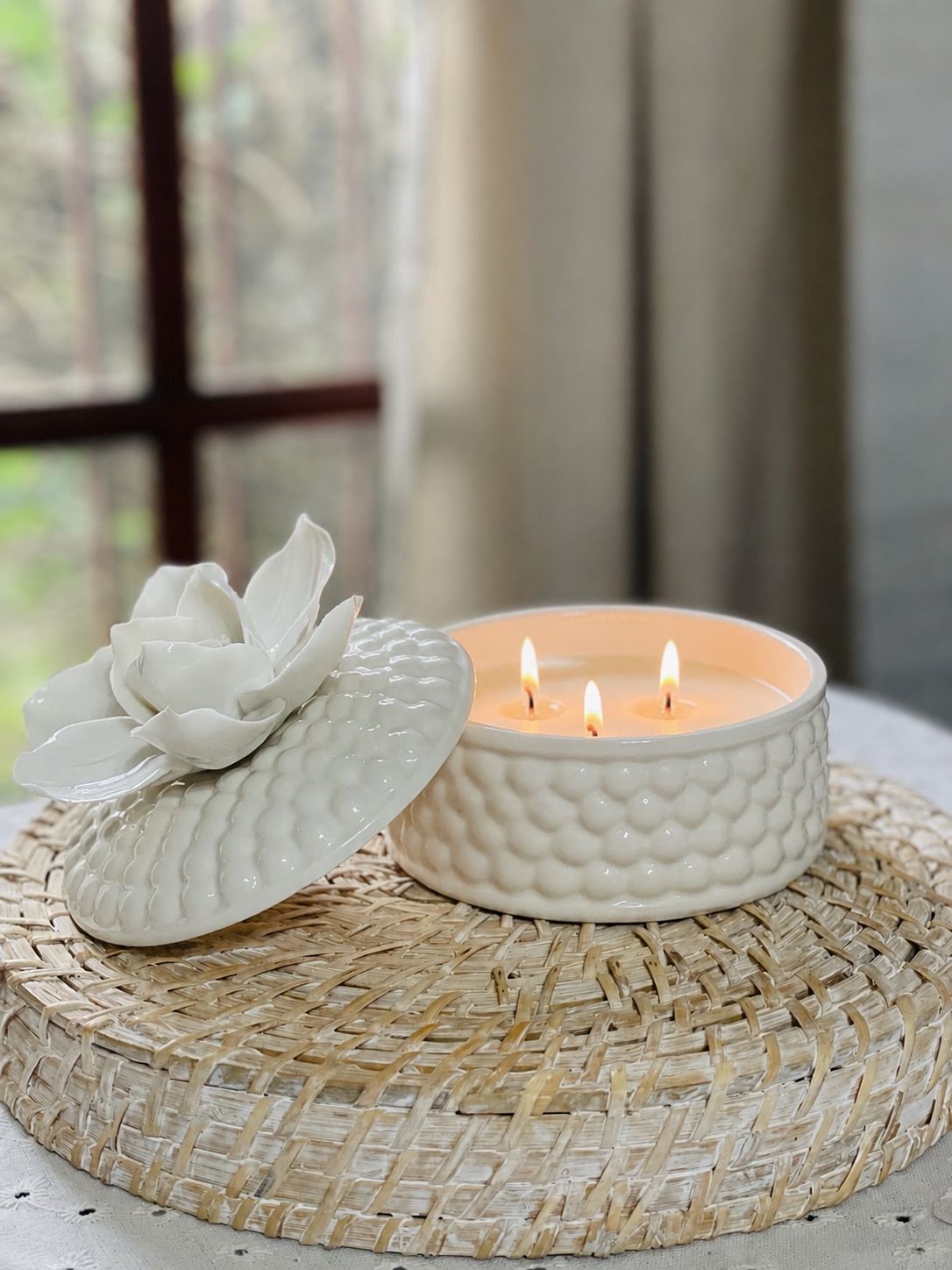 Vela artesanal Dulce Magnolia con tapa de magnolia en cerámica